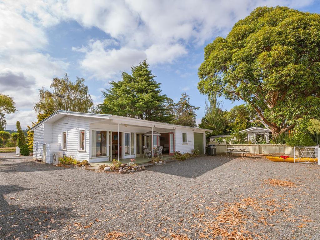 Lake Edge Cottage - Waitahanui Holiday Home Exterior photo